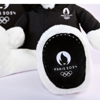 ours blanc jo2024 habillé d'une veste noire, pate brodée jo2024 - jo2449