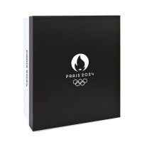 ours blanc jo2024 habillé d'une veste noire, pate brodée jo2024 - jo2449