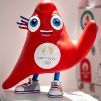 figurine mascotte jo 2024 - jo2506.jpg