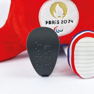Vous m'avez reconnu avec ma prothèse de course ? ????C'est grâce à elle que je peux courir à toute vitesse ????????‍♂️Aujourd'hui, c'est la journée internationale du braille. Je me dois de vous partager tous mes secrets. ????Doudou et Compagnie a conçu un moule spécifique pour rendre cette prothèse douce et résiliante. Et vous savez quoi ? Sous ma semelle est mentionné PARIS2024 : pour permettre une meilleure accessibilité à tous ????Alors vous êtes prêts à bouger, transpirer et jouer avec moi ? ????????Produits Officiels Sous Licence #Paris2024#journéeinternationaledubraille #braille #mascotte #phryge #paralympiques #doudouetcompagnie