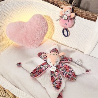 Bébé se fait attendre...et on a hâte de découvrir sa petite frimousse ! ????Petits faons sont déjà en place et prêts à l'accueillir pour de tendres moments, le jour comme la nuit ! ❤️#doudou #veilleuse #bebe #naissance #sommeil #bienetre #doudouetcompagnie