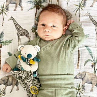 ???? Ce soir, nous perdons une heure, mais nous gagnons des journées plus longues ☺️Généralement, il n'y a pas de changement pour les bébés de moins de six mois, car leurs rythmes de sommeil ne sont pas encore vraiment mis en place. Cependant, pour les plus grands, ils voient leurs habitudes perturbées, lors du passage à l’heure d’été ! ☀️⚠️ Cela peut impacter : une perte d'appétit, un changement d'humeur, car ils sont plus sensibles au décalageEt vous, comment adaptez-vous votre enfant au passage de l'heure d'été ? Partagez avec nous vos astuces et conseils ! ???????? : @mom_ofthreeboys_cz #doudouetcompagnie #doudou #passageheuredété #bébé #changement #baby #