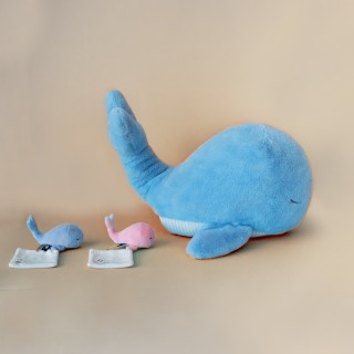 Aujourd'hui, c'est la journée internationale des baleines ????????Dans la collection Sous l'Océan, nous avons bébé baleine qui accompagne dès la naissance pour apporter de la  douceur et du réconfort ????Mais aussi maman baleine qui réconforte lors de gros chagrin ????‍????#doudouetcompanie #JournéeInternationale #baleines???? #doudou #pelucheXXL #bébé #kids ##océan
