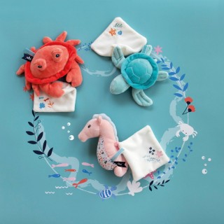Aujourd'hui, c'est la journée mondiale la mer ????Pour apaiser et stimuler l'imagination de l'enfant, la collection ???????????????? ????'????????????́???????? avec ses adorables Doudous de la mer ????????????Petit rappel des doux instants des vacances d'été au contact de l'eau ???? et des rayons de soleil ☀️A little reminder of the sweet moments of summer holidays in contact with water ???? and sun rays ☀️#doudouetcompagie #doudoubebe #peluchebébé #fêtedelamer #Kids #enfant