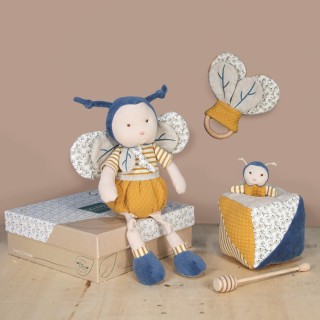 Coucou c'est moi, Pollen une charmante abeille ????Une collection avec des matières BIO choisies méticuleusement pour éveiller les sens des enfants ????#doudou #doudoubébé #peluchebebe #kids #enfants #abeille #doudoubio #cadeau #cadeaunaissance #cadeaubébé #doudouetcompanie