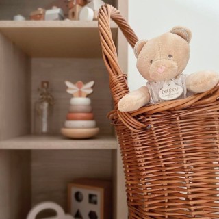 La collection Attrape-rêves avec l'ours en peluche ????Du blanc et un camaïeu de miel avec des touches de paillettes dorées ✨Des jolies couleurs pour embellir la chambre de bébé ????Et vous, quelles sont les couleurs de la chambre de votre bébé ? Dites-nous en commentaire ????#doudouetcompanie #doudou #bébé #déco #chambrebébé #kids