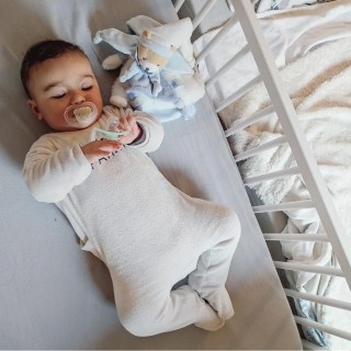 C'est la journée nationale du sommeil ????Nous savons que le rôle du Doudou est important pour l'endormissement de bébé ????Chez la Nounou, à la crèche ou même chez les grands-parents c'est un petit bout de "chez soi" qui fait le lien pour l'accompagner durant les siestes ????La nuit peut parfois être une source d'angoisse. Bébé peut manipuler, le "tétouiller" ou simplement le sentir pour être enfin rassuré. Ainsi, il pourra plus facilement se plonger dans les bras de Morphée ???????? Petite astuce : il est conseillé aux parents de dormir avec Doudou pour que l'enfant reconnaisse cette odeur si proche dès la naissance Et vous, quelles sont vos astuces pour apaiser et faire dormir bébé ? Dites-nous en commentaires ???????? : @momentsof_lov.e #doudouetcompanie #doudou #JournéeNationaleDuSommeil #audodo???? #bébé