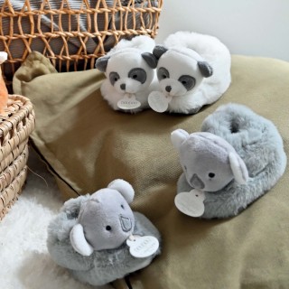 ✨ Enveloppez les petits pieds de bébé dans un cocon de douceur avec nos adorables chaussons de la collection Unicef! ???? Offrant chaleur et confort, chaque pas devient une aventure chaleureuse pour votre précieux bébé. Faites de cet hiver un festival de douceur pour les petits petons! ❄️????En choisissant les produits Doudou et Compagnie X Unicef, vous participez à une belle cause! ???? En collaboration avec @unicef_france, votre achat contribue à la distribution de doses et de vaccins pour les enfants de la Terre. ????✨ Faites un geste de tendresse et de solidarité tout en offrant à votre bébé le meilleur de la douceur! ???? #Unicef #DoudouEtCompagnie #SolidaritéEnversLesEnfants #doudouetcompagnie #douceur #peluhe #doudou #bebe #naissance #hiver #pieddebebe #chausson #unicef