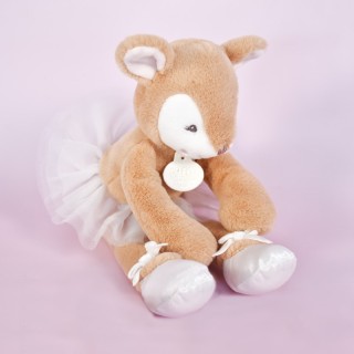 Cette année pour le Carnaval, nous avons Doudou Ballerine, elle est vêtue d'un tutu en tulle et de chaussons de danse en satin décorés d'un nœud en velours ????Elle est prête pour le Carnaval ????Et vous, quel est le premier déguisement de votre bébé ? Dites-nous en commentaires ????#doudouetcompagnie #doudou #carnaval2023 #déguisement #ballerine #danse #enfants