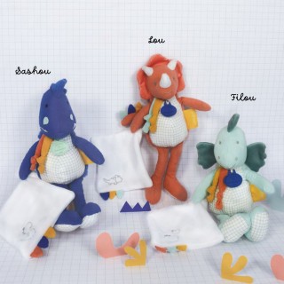 C'est la rentrée ????Tout le monde est bien équipé pour l'école ou la crèche ? ????Nous vous présentons Sashou, Lou et Filou les compagnons idéaux pour la renrée???? ???? #doudouetcompagnie #rentree2022 #école #creche  #enfants #kids #bebe #doudou #dinosaure #doudoudinosaure