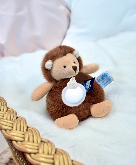 veilleuse en peluche hérisson marron, la lumière change de couleur