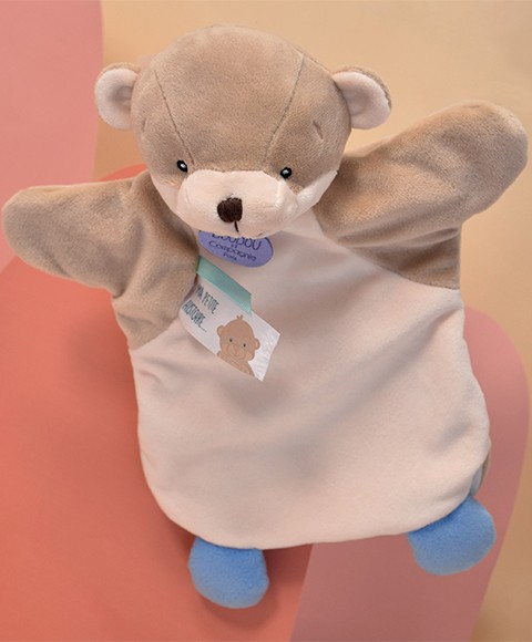 marionnette à main loutre beige et marron avec étiquette et pattes bleues