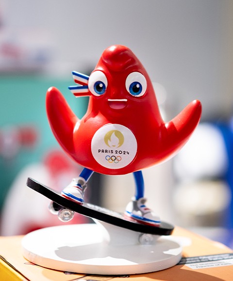 Figurine Mascotte officielle skateboard Jeux de Paris 2024 Doudou et compagnie JO2510