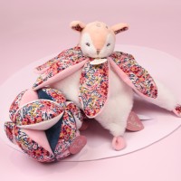 DC4021 DC4224.jpg Doudou pétale faon rose et balle d'éveil