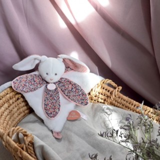 Nouvelle collection : ???????????????????????? ????????????'???????????????? ???????????????????????????????? ????????????'????????????????  accompagne bébé dans toutes ses "premières fois" et bien plus encore...????Un côté ultra doux et apaisant, un autre doté d'imprimés en coton signé DOUDOU ET COMPAGNIE ❤️Les Doudous ????????????'????????????????  attendent avec impatience le PRINTEMPS ☀️#doudouetcompagnie #doudou #peluche #nouvellecollection2023 #printemps2023 #fleurs #kids #bébé