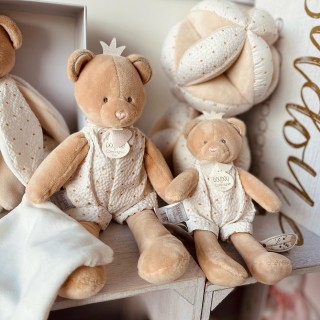 Aujourd'hui c'est la journée des Nounours ????Créée en 1902, la journée de l'ours en peluche ???? doit son nom au Président des États-Unis.Théodore Roosevelt.En hommage à son refus de tirer sur un jeune ours lors d'une partie de chasse, son surnom Teddy est maintenant celui que l'on donne auxours en peluche. ????Il devient aujourd'hui le compagnon qui apaise bébé par sa douceur, sa présence et son odeur familière.#doudouetcompagnie #doudou #oursenpeluche#ours #journeemondialedunounours #kids