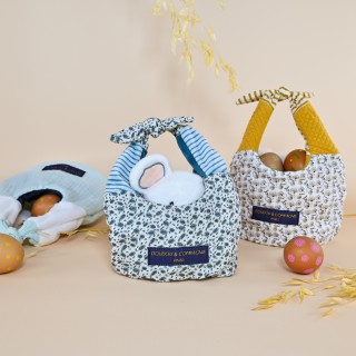 "Un sac futé pour une chasse aux oeufs réussie ! ????????????"Pâques approche à grands pas et vous cherchez une idée originale pour organiser une chasse aux œufs inoubliable pour vos enfants ? Un très joli Doudou futé ! A la fois Doudou et marionnette, il est aussi réversible et se transforme en un chouette petit sac pour cacher les œufs de Pâques. Vos enfants auront beaucoup de plaisir à chercher les oeufs avec leur Doudou-sac à la main ! Vous pourrez même ajouter des surprises supplémentaires pour rendre la chasse encore plus amusante. ????#doudouetcompagnie #doudou #petitfuté #pâques #oeufs #chocolat #chasseauxoeufs #kids #baby