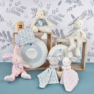 Un Doudou tendre, un Doudou doux, un Doudou frais, un Doudou bio ! ????Voici notre nouvelle collection Botanic en coton 100% organique certifié GOTS ! ♻️Présenté dans une jolie boîte ronde en bois naturel à réutiliser à sa guise !Alors quel sera votre préféré ? Notre petit chien, la souris ou le lapin #botanic ?! ????A découvrir très prochainement en magasin ! ????#doudouetcompagnie#doudou #bio #ecoresponsable????  #gots #doudouetcompagnie