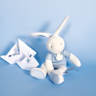 Est-ce que vos loulous sont de petits matelots cet été ?! ????????⛵️Notre lapin Perlidoudou aime particulièrement l'air marin ! ????????Mais ce qu'il aime par dessus c'est vivre toutes les aventures avec son capitaine ! Celui sur lequel il veillera toute sa vie ! ????????????Our Perlidoudou rabbit loves living all the adventures with his captain! The one he will watch over all his life! ????????????#doudou #doudouetcompagnie #bebe #enfance #lienaffectif #doudoupourlavie
