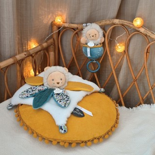 Le lion Boh'aime fait son retour pour Noël !!!! ????????Une jolie frimousse, des matières douces combinées à de fraîches textures, une multitude de pétales, nouettes à manipuler et un imprimé exclusif signé DOUDOU ET COMPAGNIE ! ???? Présenté dans son bel écrin assorti, à réutiliser pour y glisser tous les trésors de bébé !#doudou #cadeaudenoel #monpremiernoel #noel #doudouetcompagnie