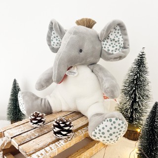 Notre éléphant SAVANE plongé dans une ambiance hivernale... ????????????Prêt à profiter du grand froid, des forêts enneigées et pourquoi pas des sports d'hiver ! ????????????Mais pour autant, une chose est sûre, c'est qu'il ne faut pas oublier de le câliner pour le réchauffer ! ????????????#elephant #doudou #cadeaudenoel #douceur #noel #doudouetcompagnie