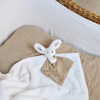 La cadeau idéal pour la naissance bébé ???????? Travaillé avec un pompon couleur lin clair, garni de touches de lange sable, or et naturel ????#doudouetcompagnie #doudou #peluche #bébé #cadeaunaissancebébé #kids #baby