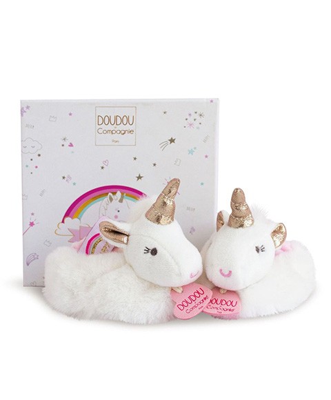 chaussons licorne pour bébé en peluche blanche avec corne dorée et hochet dans la tête
