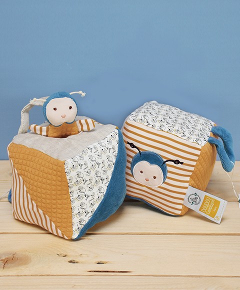 cube d'activités jaune moutarde et bleu avec petit personnage abeille