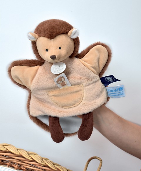 doudou marionnette hérisson en peluche marron avec étiquette imprimée