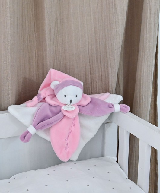 doudou ours avec pétales rose et parme
