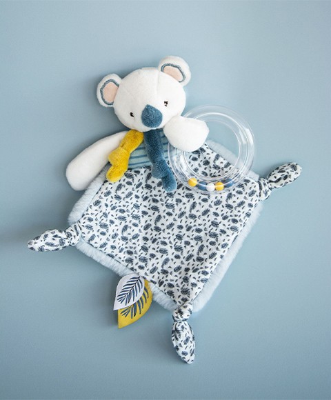 doudou koala blanc avec imprimé feuilles bleu canard et anneau d'éveil à billes