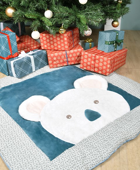 tapis carré bleu canard avec motif koala blanc