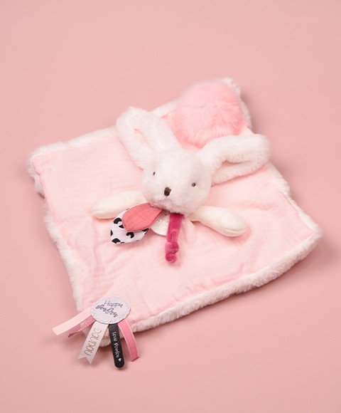 doudou carré lapin écru et rose avec étiquettes à manipuler