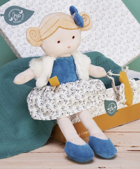 poupee de chiffon en coton bio avec t shirt et chaussons bleus - Jolijou