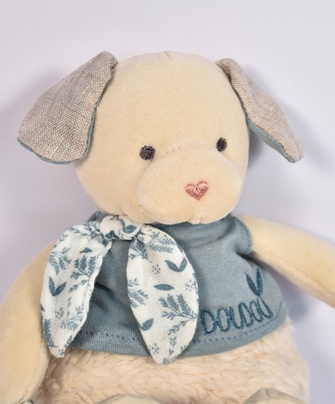 peluche chien marron vêtu de vert tenant un mouchoir au motif végétal en coton bio