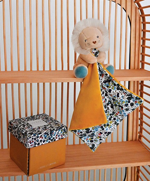 Doudou lion avec mouchoir jaune et vert - boh'aime - Doudou et compagnie - DC4018