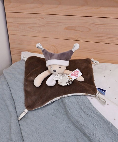 Doudou plat Ours marron 3 histoires - QR à flasher pour découvrir les histoires