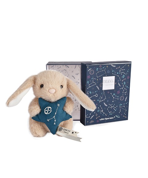 Peluche lapin Doudou Astro Cancer beige tenant une étoile bleue brodée de la constellation, avec étiquette du signe