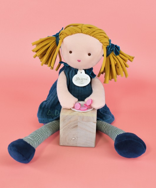 poupee avec couettes blondes, robe et chaussons bleu marine - Jolijou