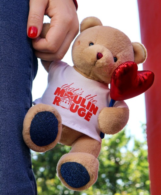 ours en peluche marron avec coeur rouge moulin rouge