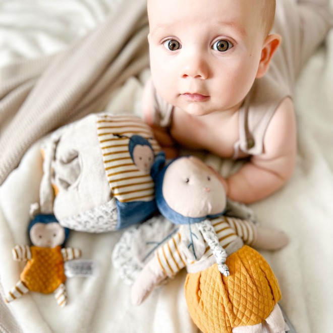 bébé avec doudou abeille