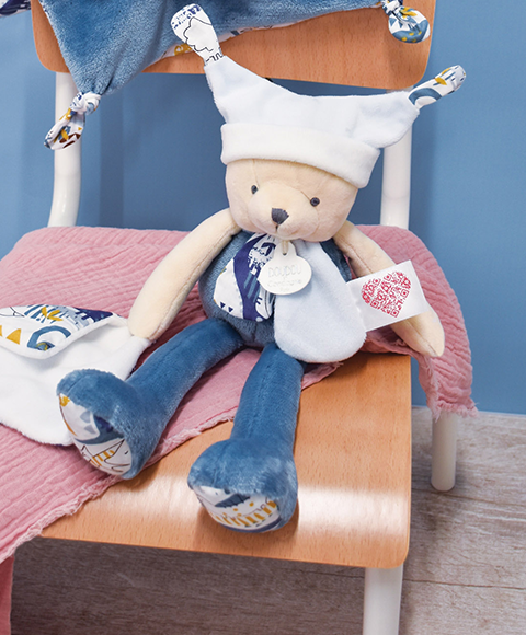 DC4062-Peluche ours bleu avec doudou mouchoir et QR code à flasher pour découvrir 3 histoires