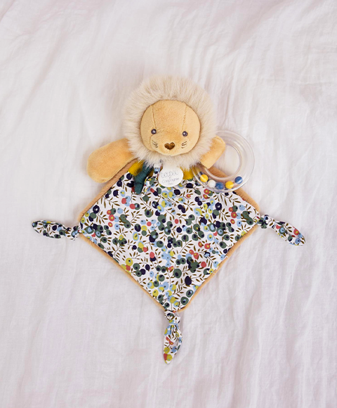 Doudou-hochet-lion-DC4223.png