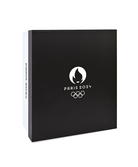 ours blanc jo2024 habillé d'une veste noire, pate brodée jo2024 - jo2449