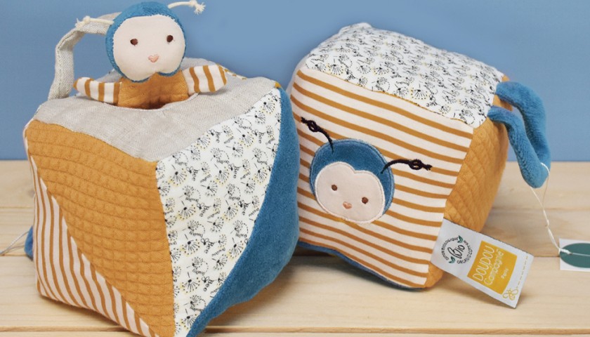 cube d'activités jaune moutarde et bleu avec petit personnage abeille