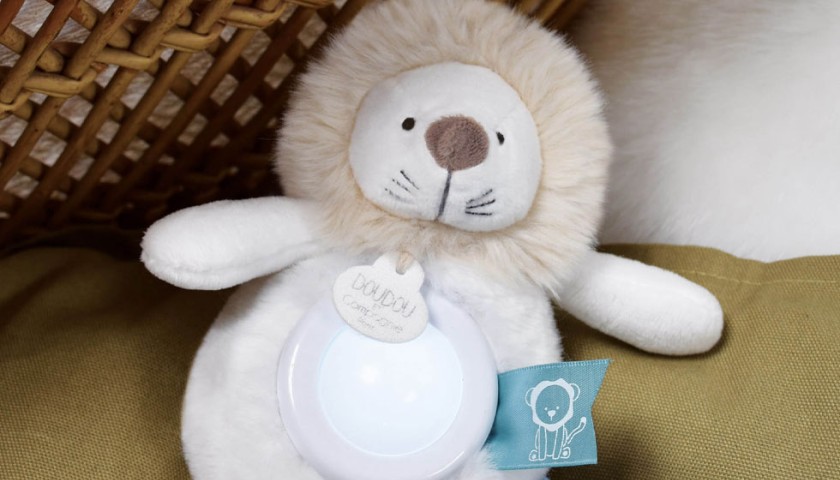 veilleuse en peluche lion beige et marron claire avec lumière qui change de couleur