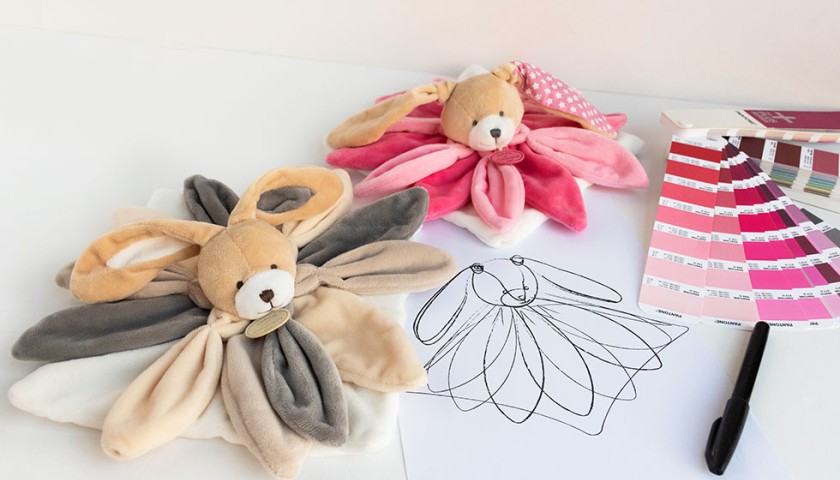 doudou lapin marron avec pétales gris taupe marron