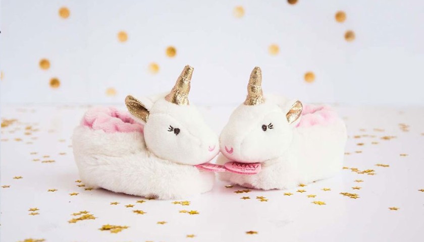 chaussons licorne pour bébé en peluche blanche avec corne dorée et hochet dans la tête