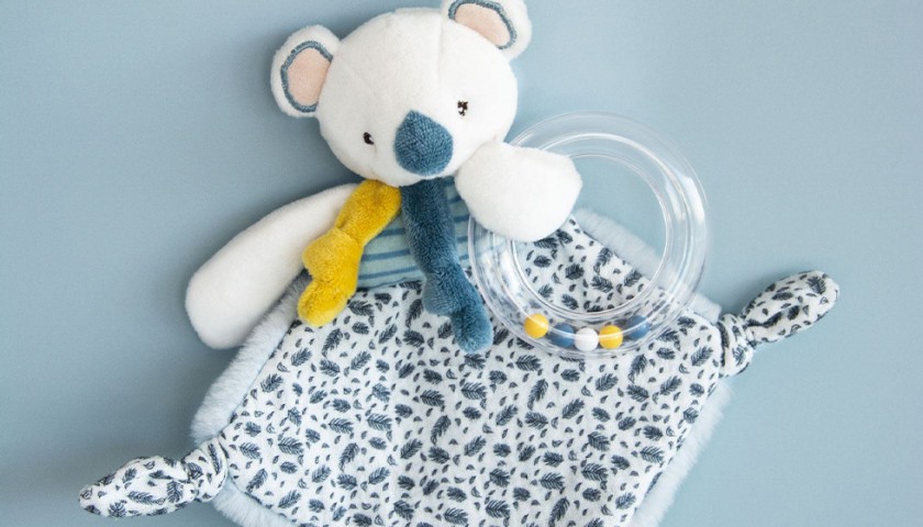 doudou koala blanc avec imprimé feuilles bleu canard et anneau d'éveil à billes