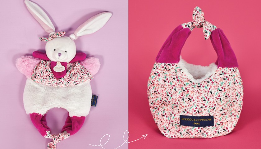 doudou marionnette lapin écru qui se transforme en sac au motif végétal rose